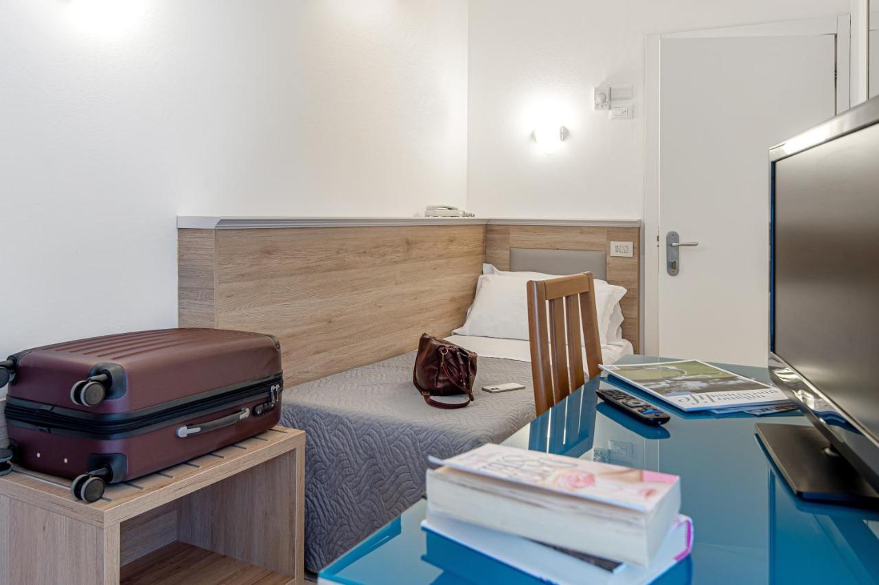 Hotel Adria Милано Мартима Екстериор снимка