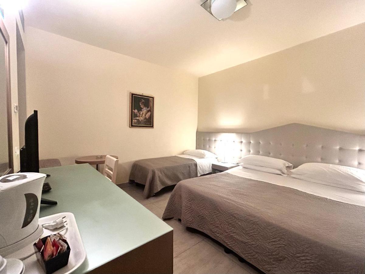 Hotel Adria Милано Мартима Екстериор снимка