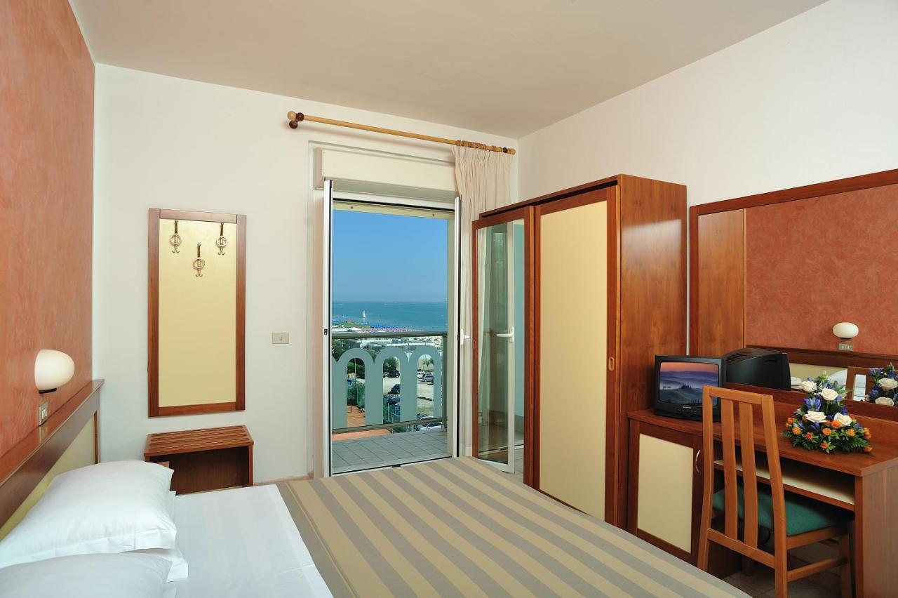Hotel Adria Милано Мартима Екстериор снимка