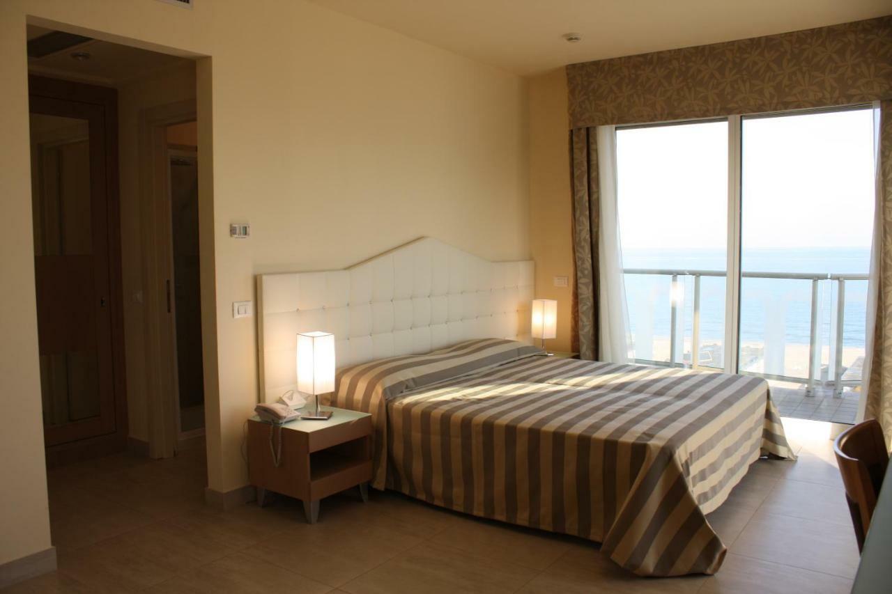 Hotel Adria Милано Мартима Екстериор снимка